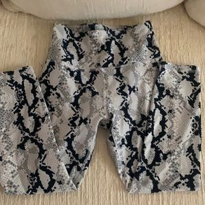 🤍🖤.   Snake print leggings 🤍🖤